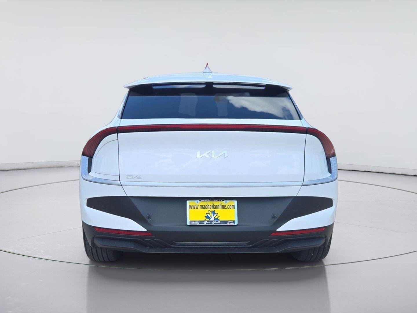 Used 2025 Glacial White Pearl Kia Light image 4