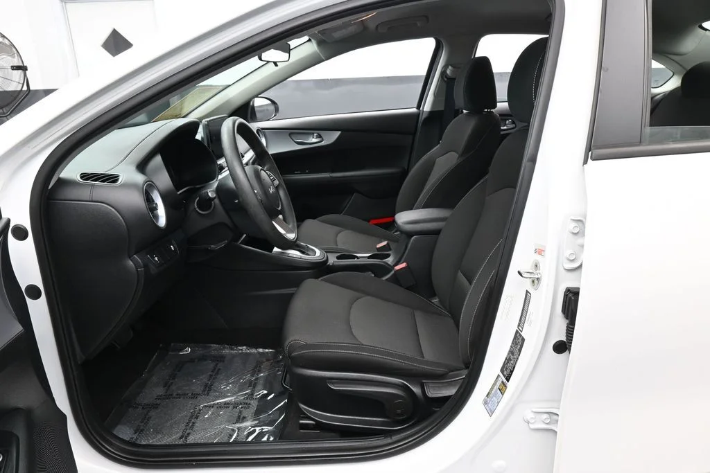 Used 2023 Snow White Pearl Kia LXS image 10