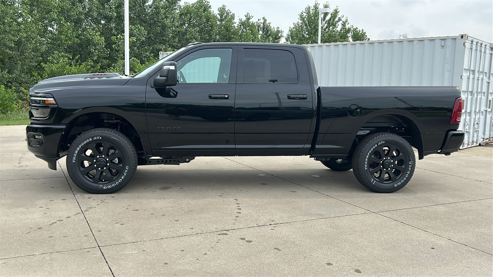 New 2026 Diamond Black Crystal Pearl-Coat Exterior Paint RAM Laramie image 7