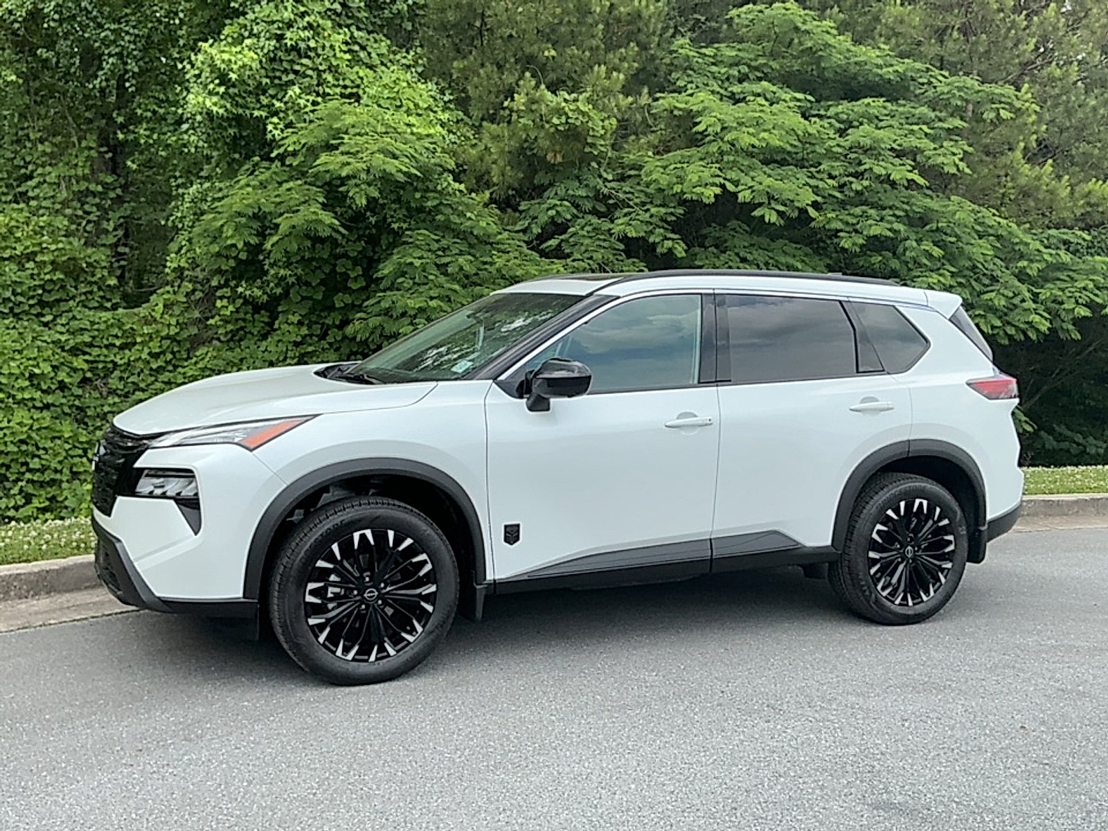 New 2026 Everest White Pearl Tricoat Nissan Dark Armor image 4