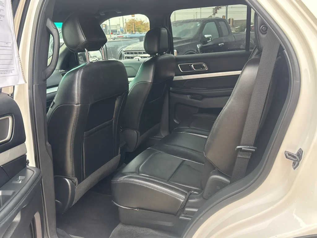 Used 2017 White Platinum Tri-Coat Metallic Ford XLT image 10