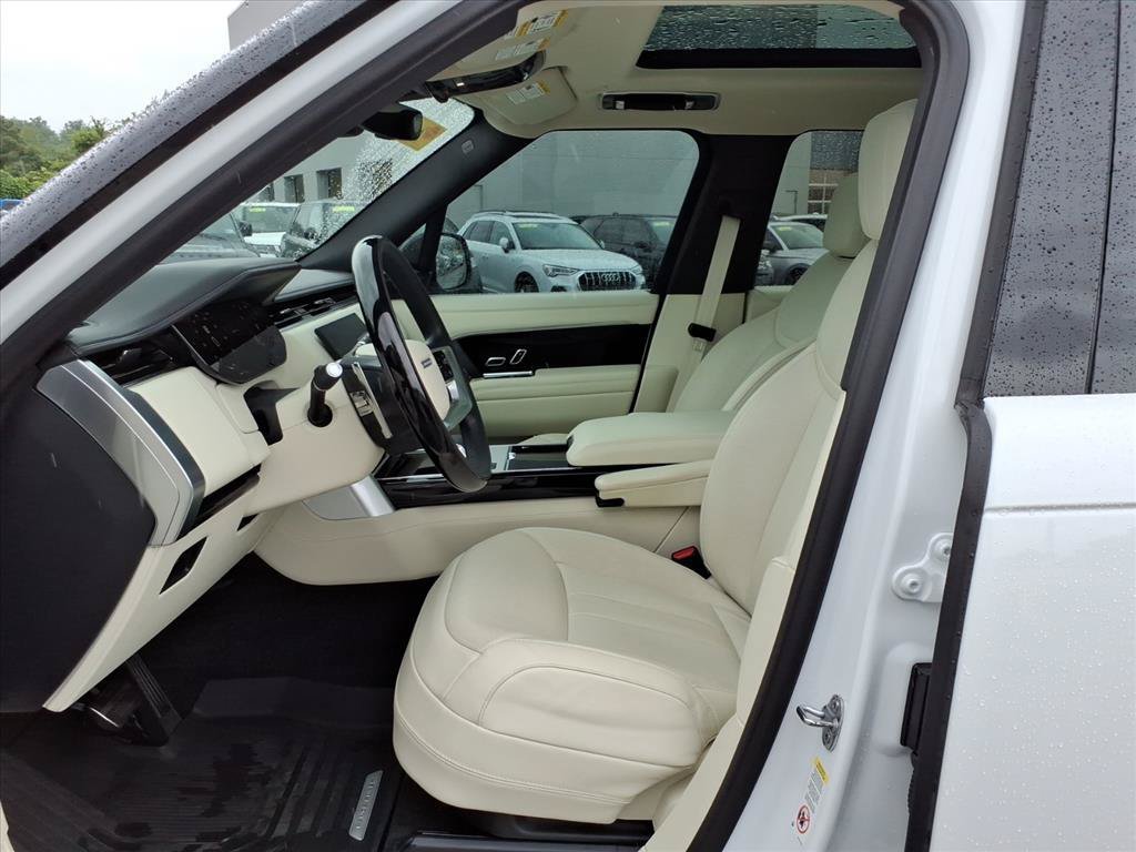 Used 2025 Ostuni Pearl White Premium Metallic Land Rover SE image 10