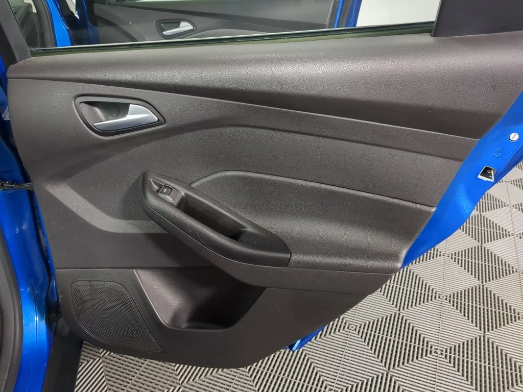Used 2014 blue Ford SE image 20