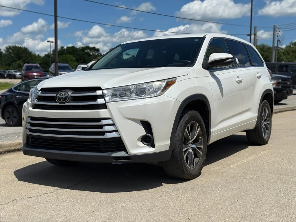 Used 2017 Toyota Highlander LE with VIN 5TDZARFH6HS029999 for sale in Crestwood, KY