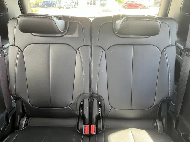 Used 2025 White Jeep Limited 4x4 image 21
