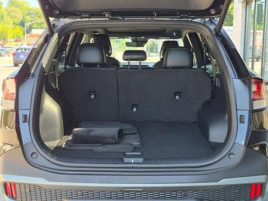 Used 2023 Black Kia X-Line image 8