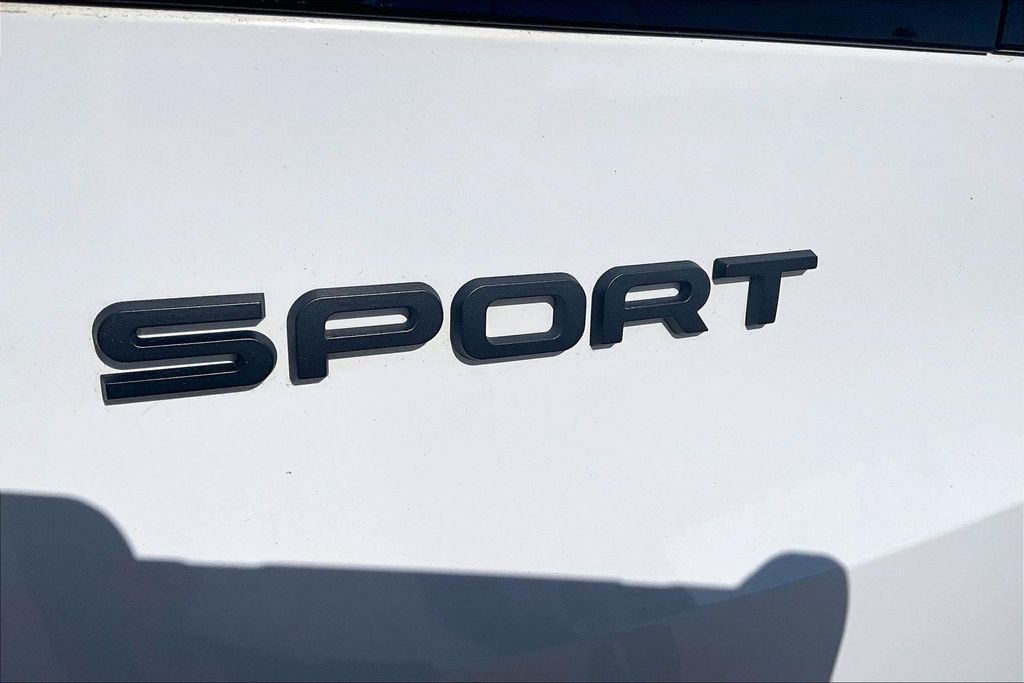 Used 2023 White Land Rover SE Dynamic image 32