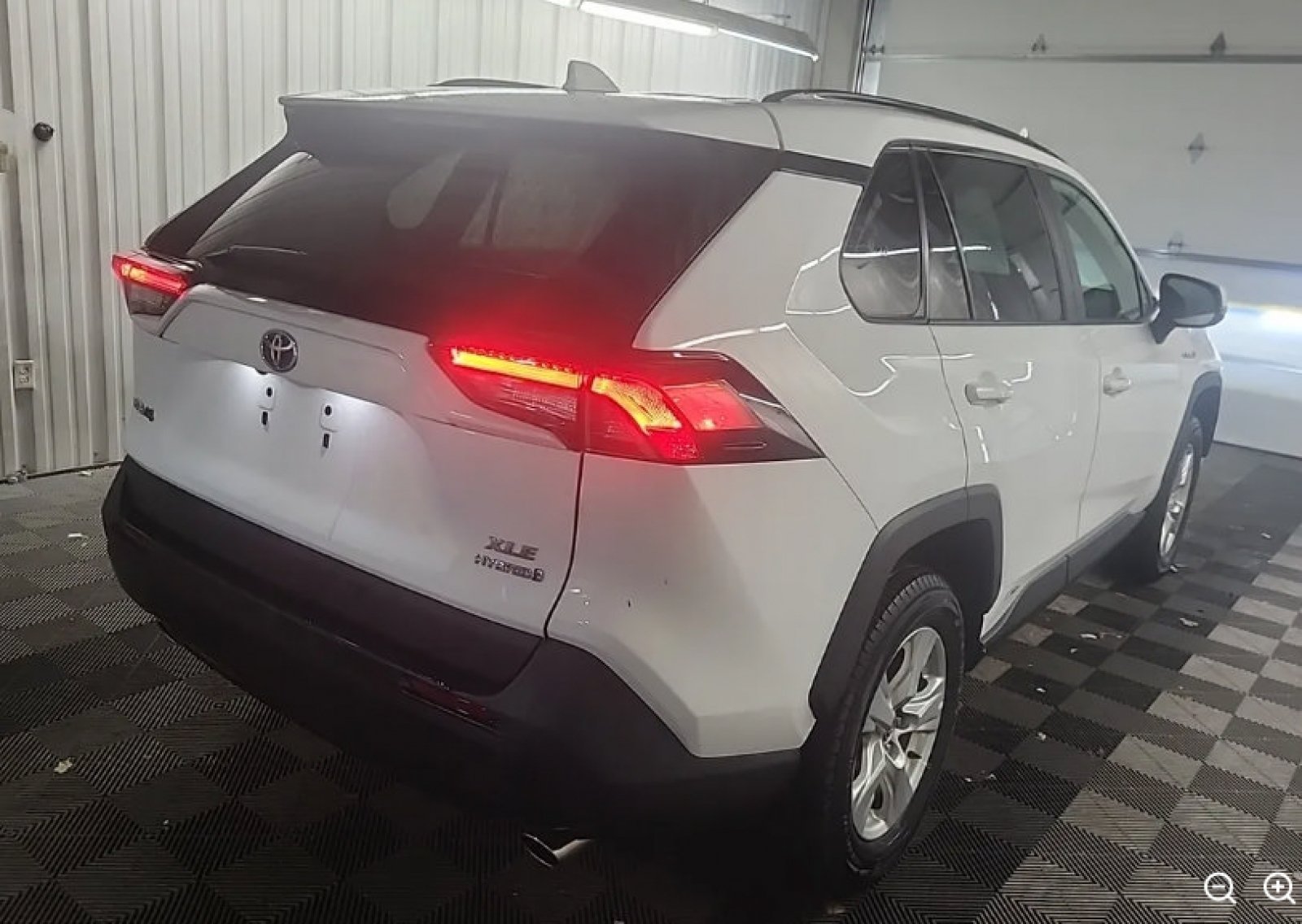 Used 2021 Super White Toyota Hybrid XLE image 3