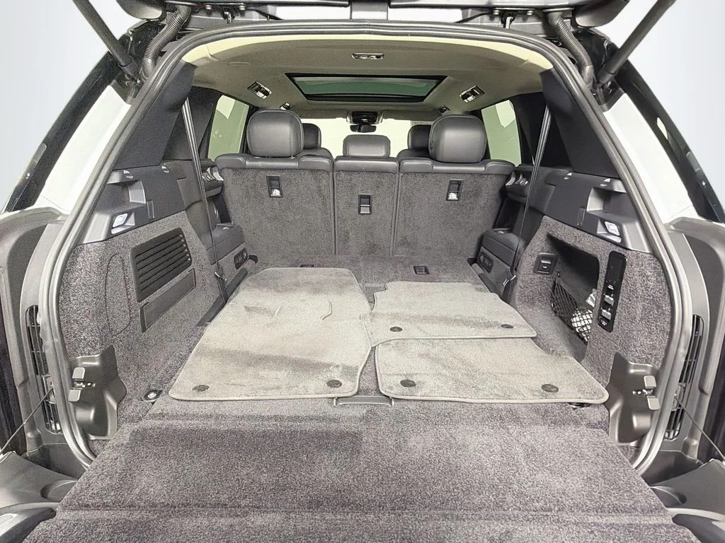 Used 2024 White Land Rover SE image 28