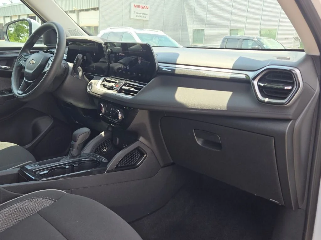 Used 2025 White Chevrolet LT image 7