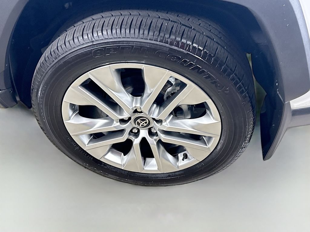 Used 2025 Wind Chill Pearl Toyota XLE Premium image 29