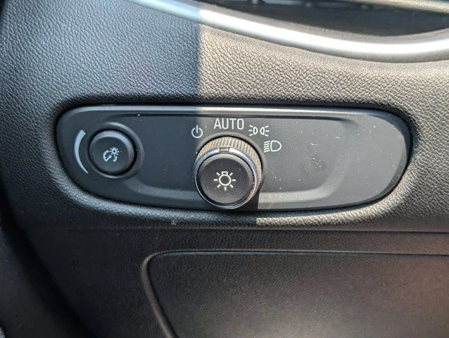 Used 2025 Summit White Chevrolet LT image 21