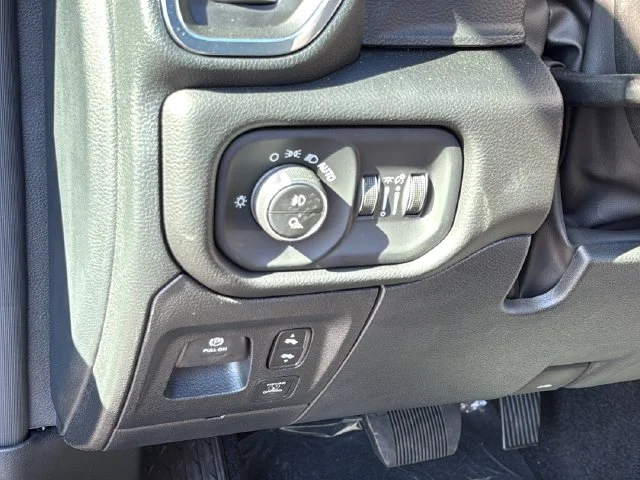 New 2027 Diamond Black Crystal Pearl-Coat Exterior Paint RAM Laramie image 25