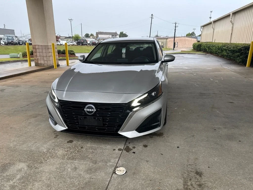 Certified Used 2023 Silver Nissan 2.5 SV image 4