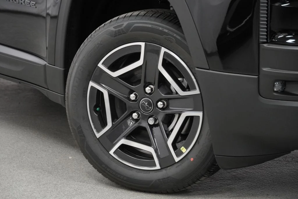 New 2026 Diamond Black Crystal Pearl-Coat Exterior Paint Jeep Limited image 4