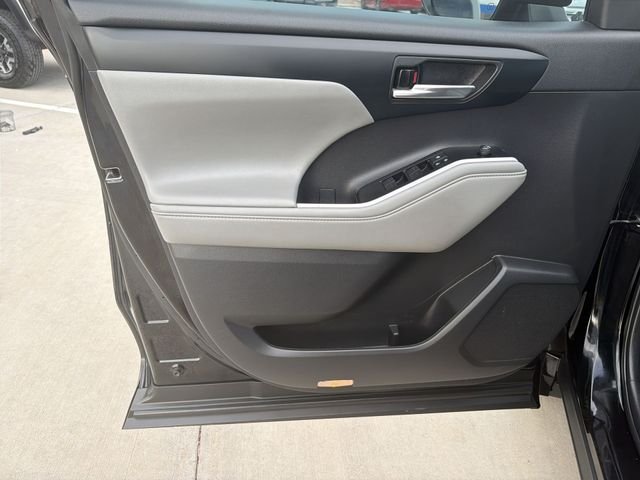 Used 2022 Black Toyota XLE image 9