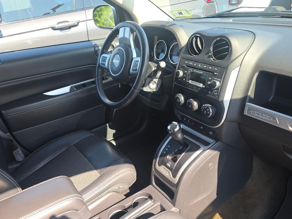 Used 2017 Billet Silver Metallic Clear Coat Jeep Latitude image 5