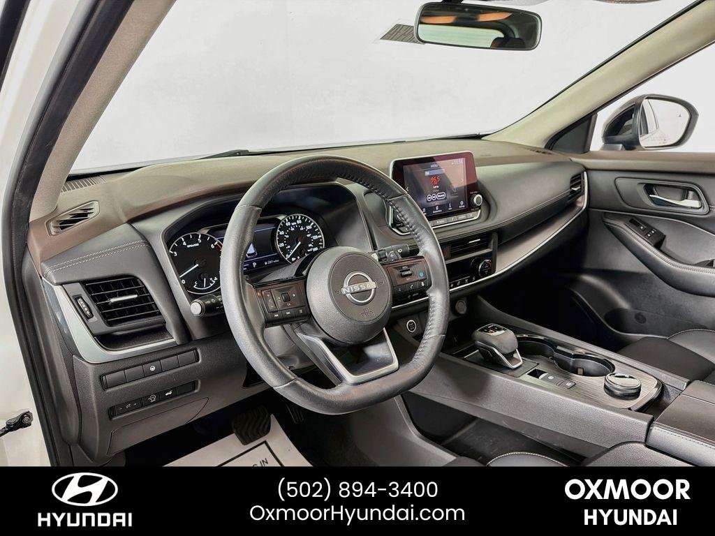 Used 2023 Pearl White Tricoat/Super Black Nissan SV image 9