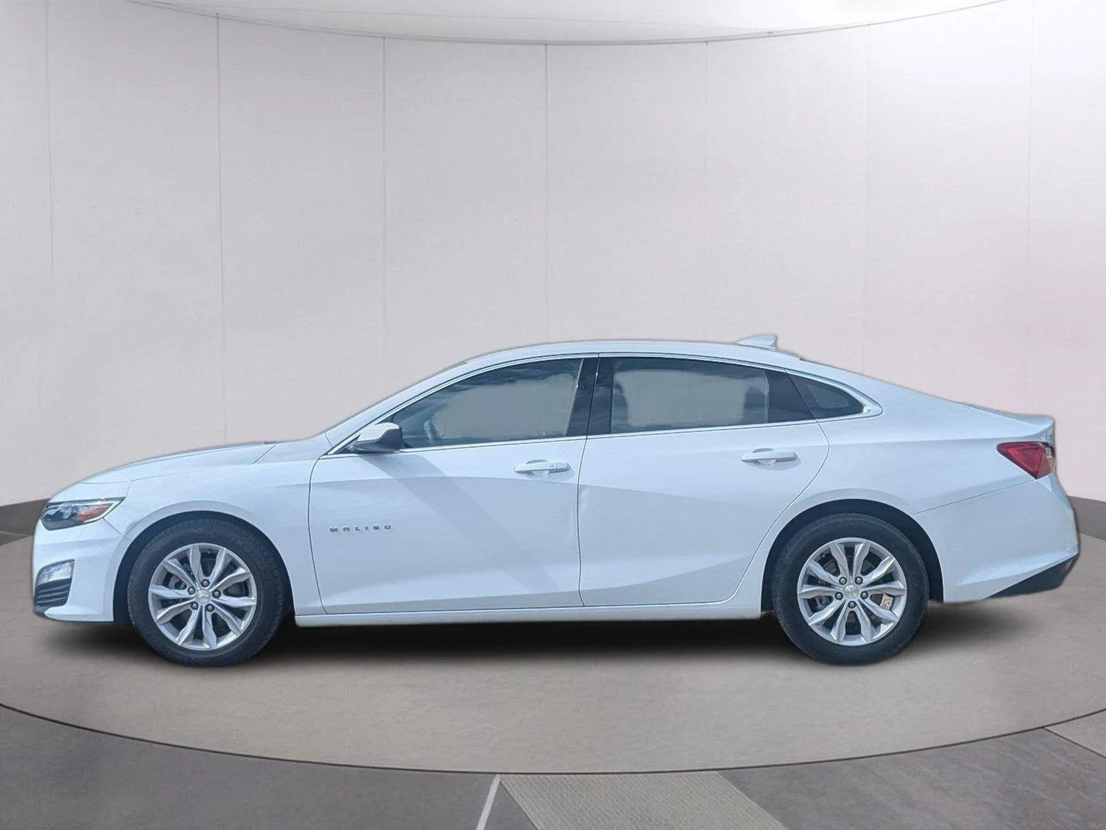 Used 2024 Summit White Chevrolet 1LT image 2