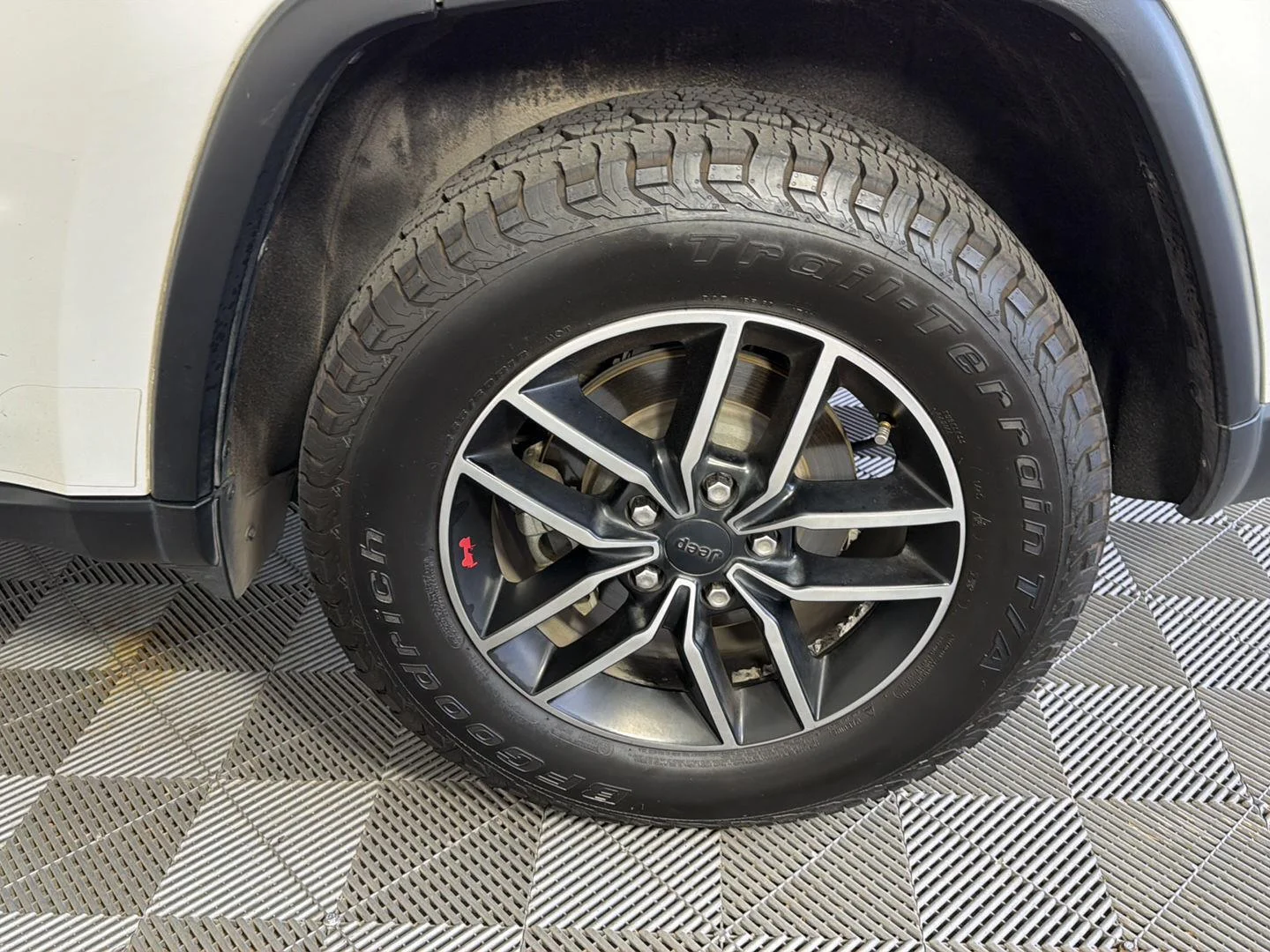 Used 2019 Bright White Clearcoat Jeep Trailhawk image 16