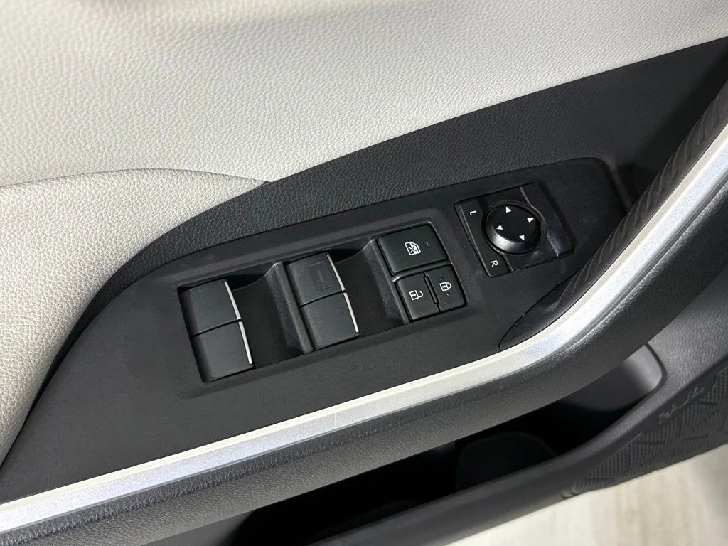 Used 2021 White Toyota XLE Premium image 15
