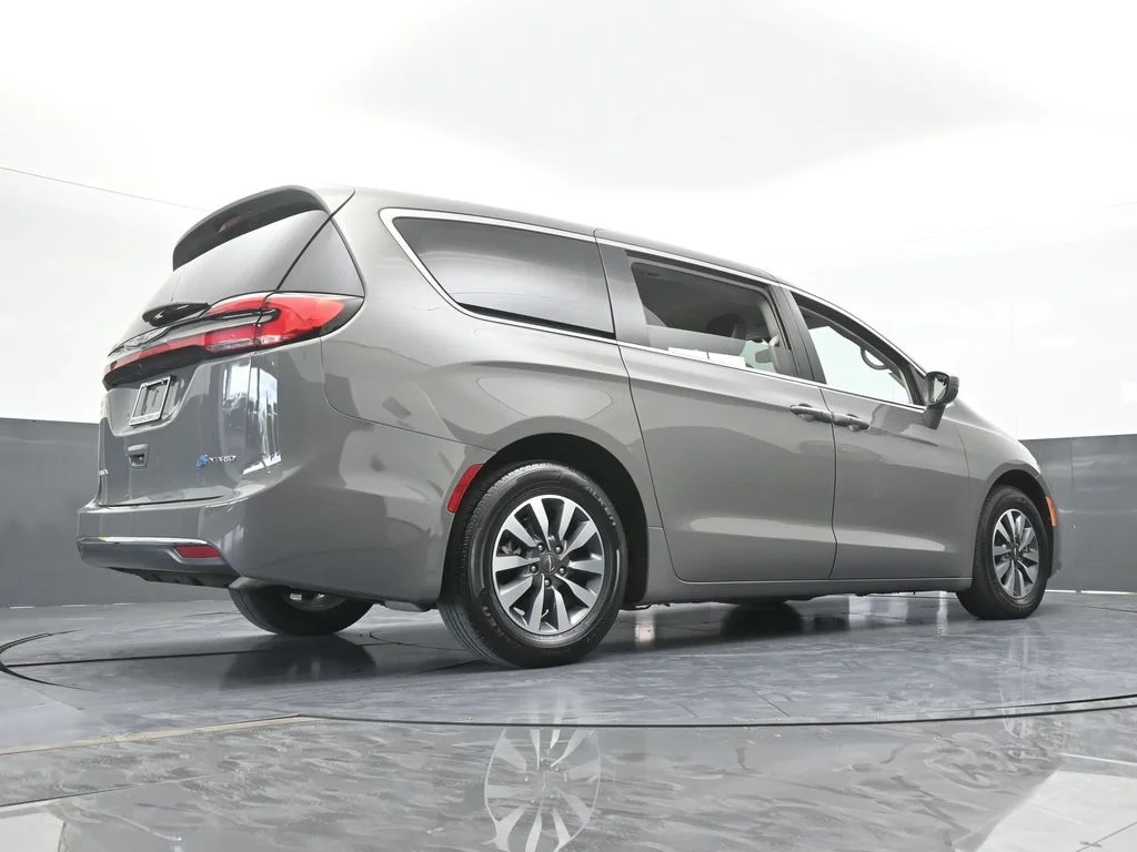 Used 2022 Ceramic Gray Clearcoat Chrysler Touring L image 64
