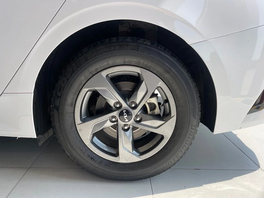 Used 2023 White Kia LXS image 16
