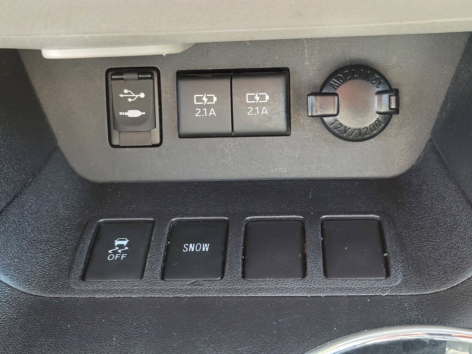 Used 2017  Toyota LE image 21