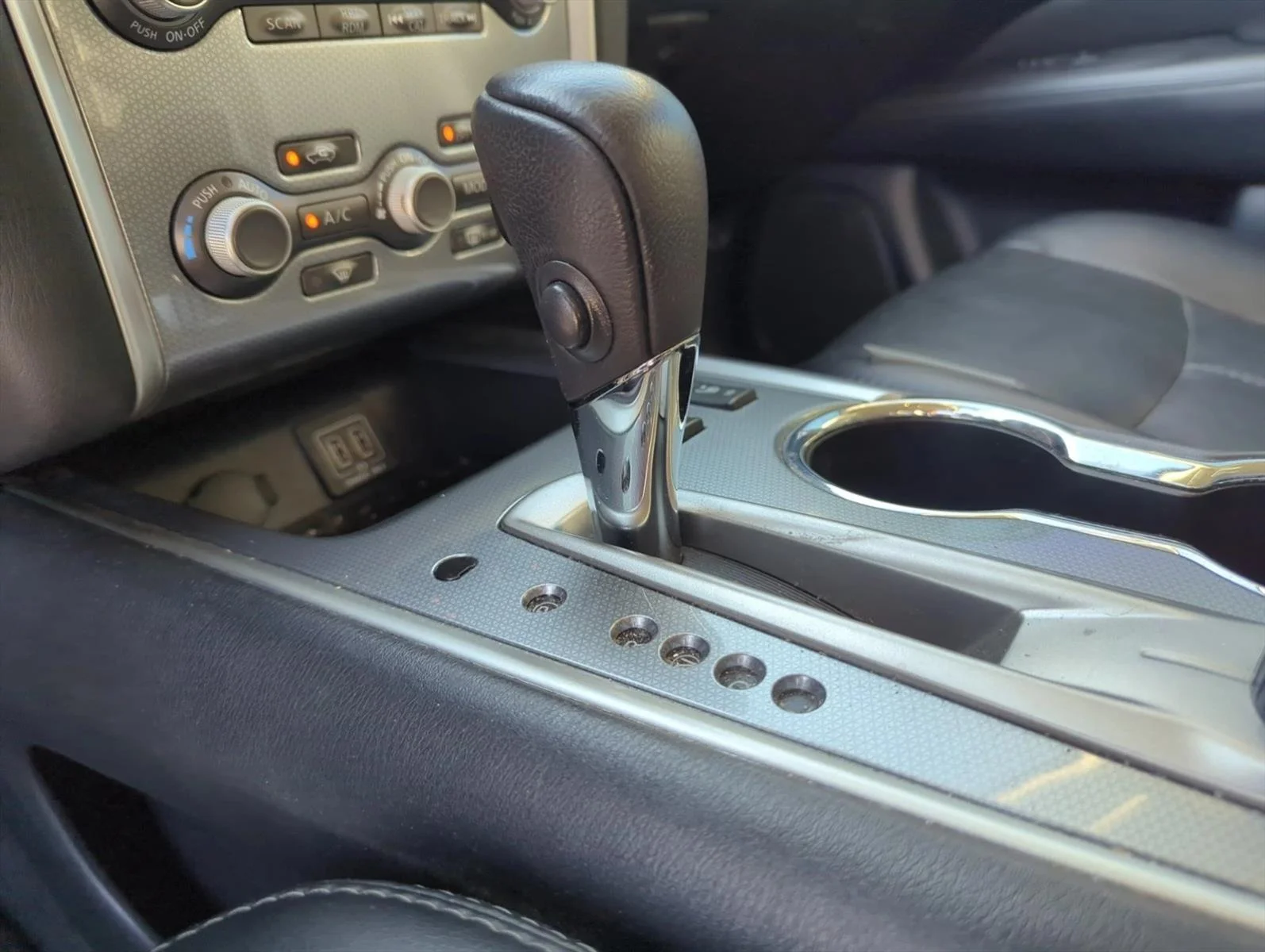 Used 2018 Pearl White Nissan SL image 17
