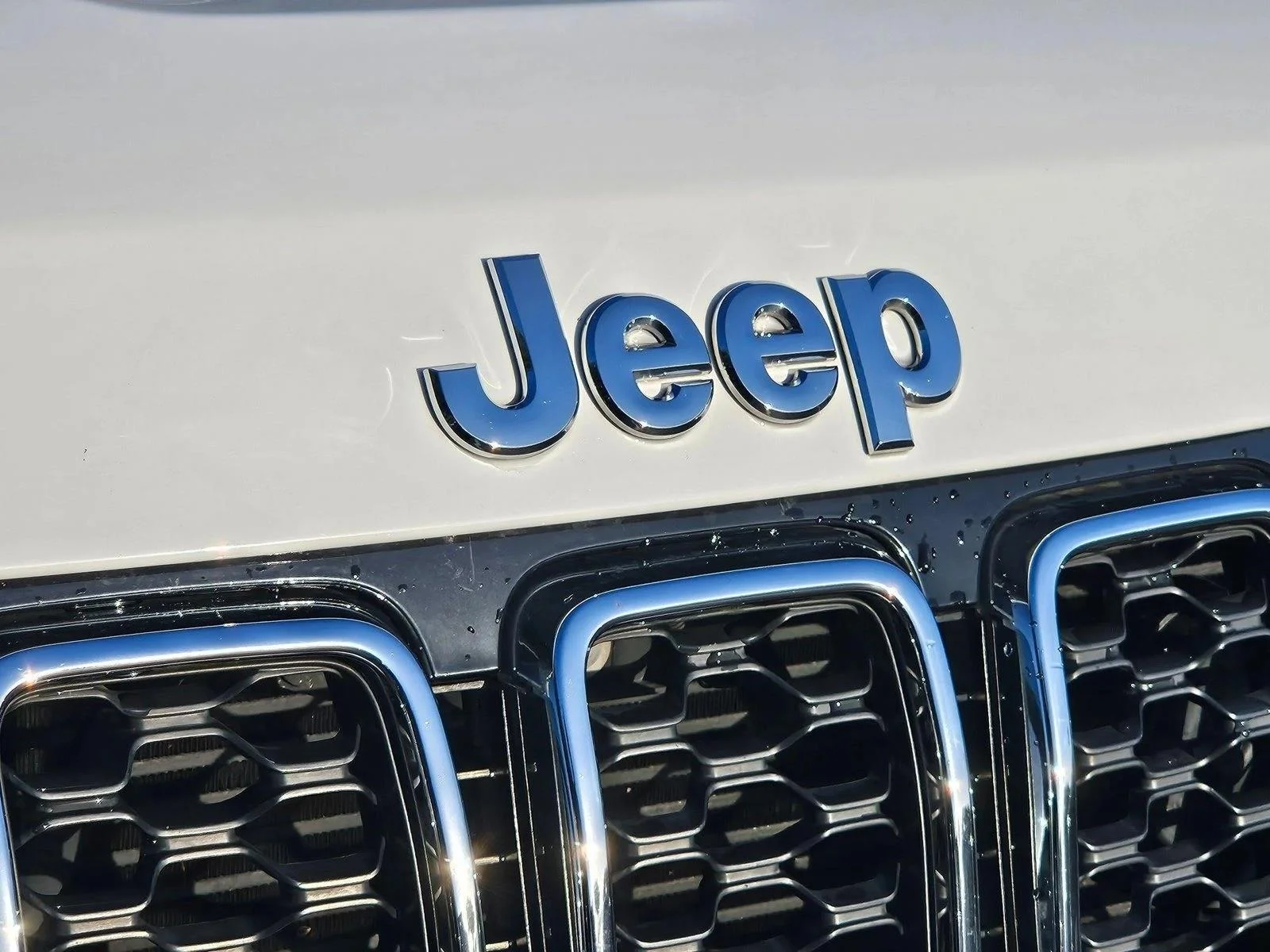 Used 2020 Bright White Clearcoat Jeep Laredo E image 5
