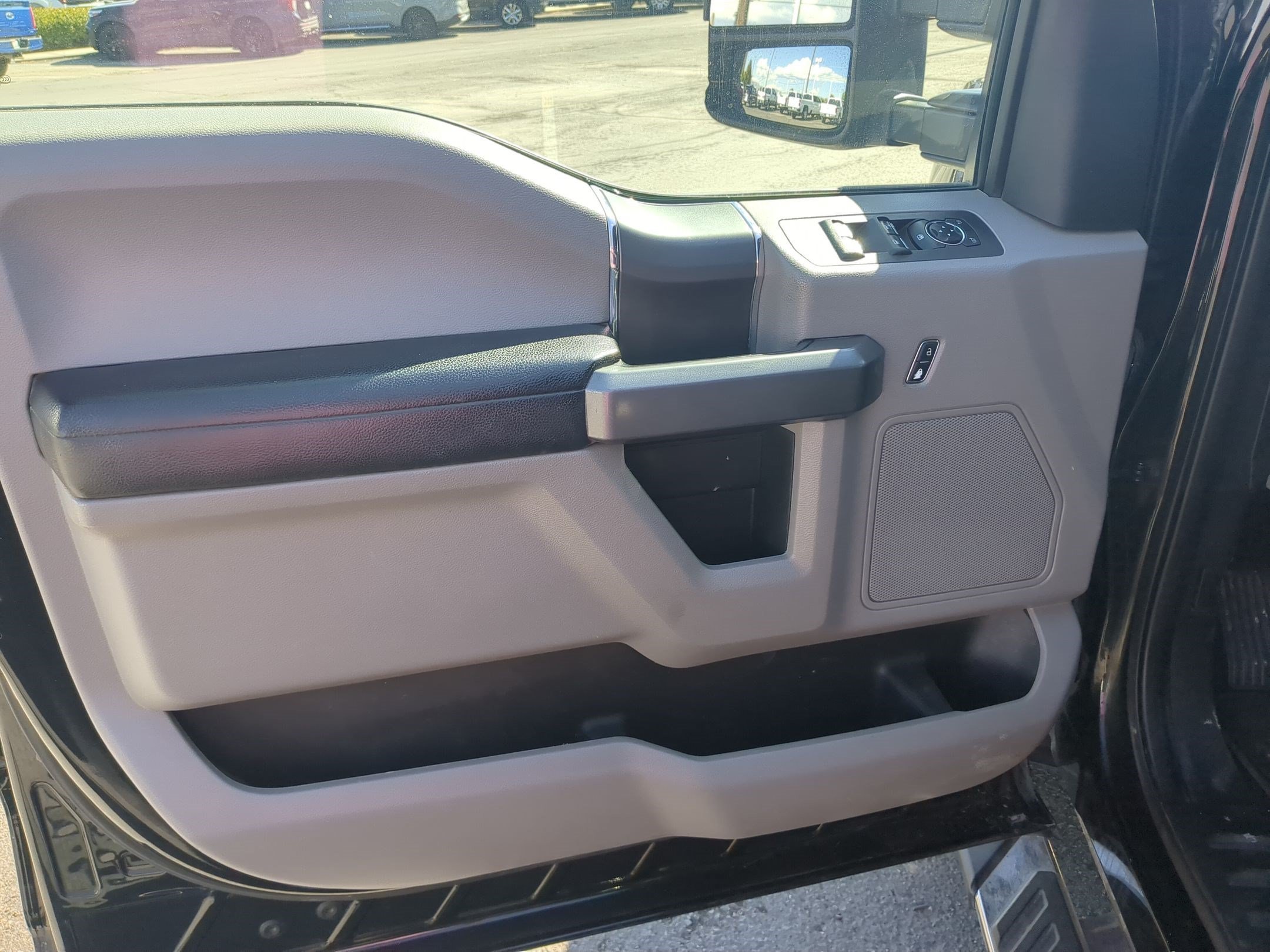Used 2019 Agate Black Metallic Ford XLT image 12