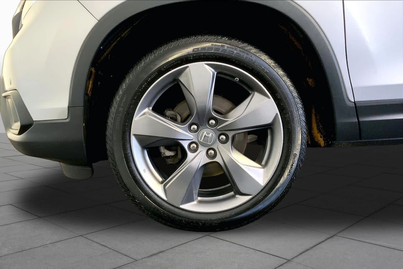 Used 2019 Lunar Silver Metallic Honda Touring image 11