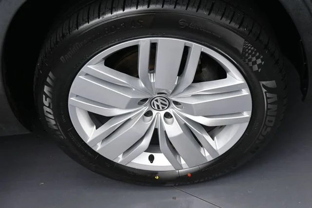 Used 2019 Gray Volkswagen 3.6L V6 SE image 30
