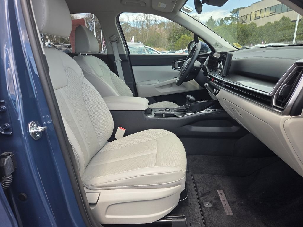 Used 2025 Black Kia S image 27