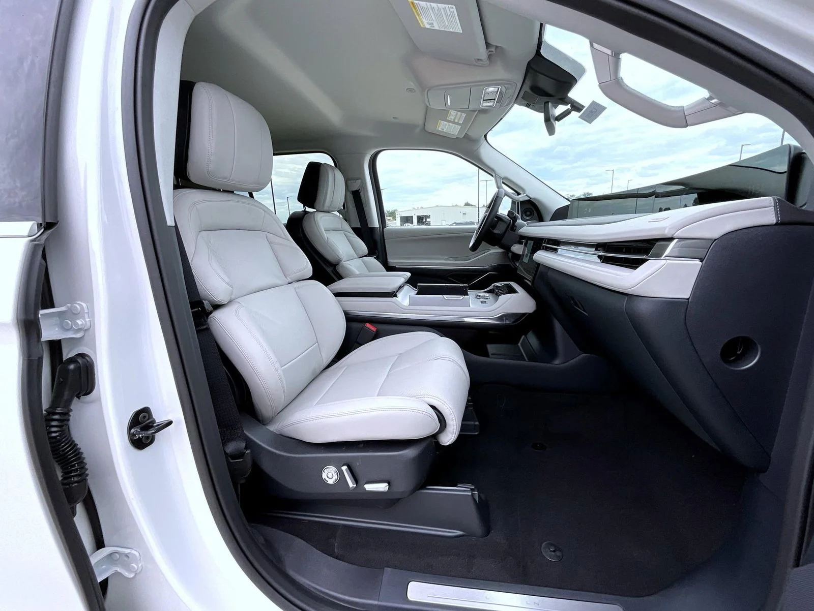 New 2026 White Lincoln Premiere image 16