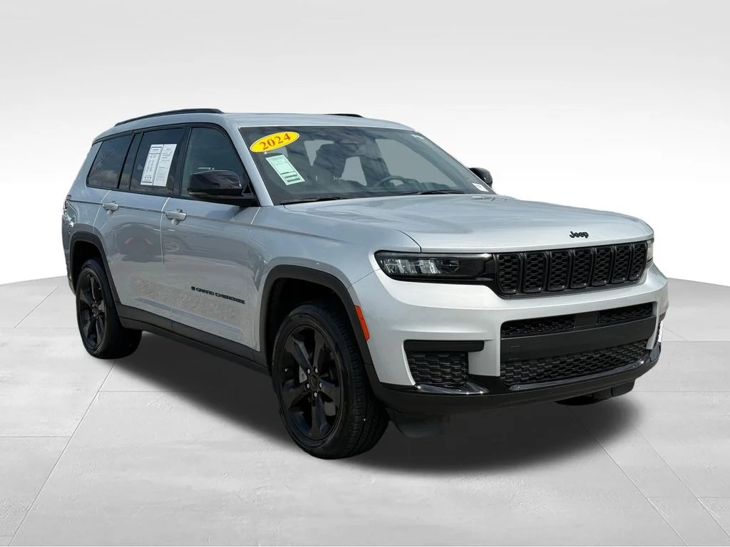 Used 2024 Silver Jeep Altitude X image 31