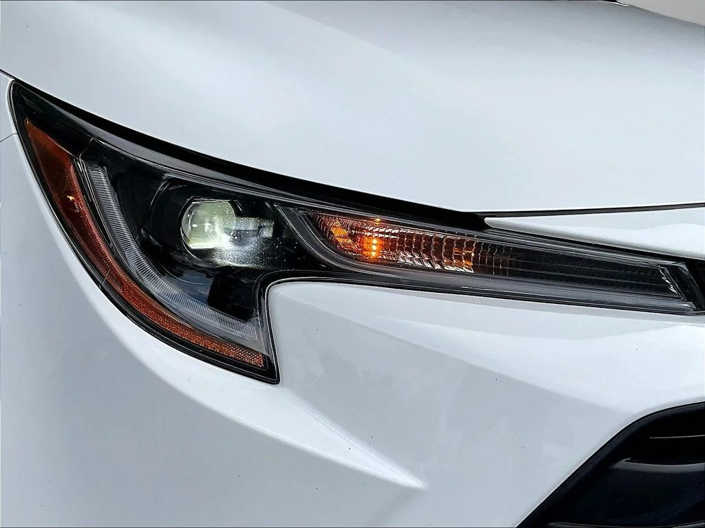 Used 2024 Ice Toyota LE image 31