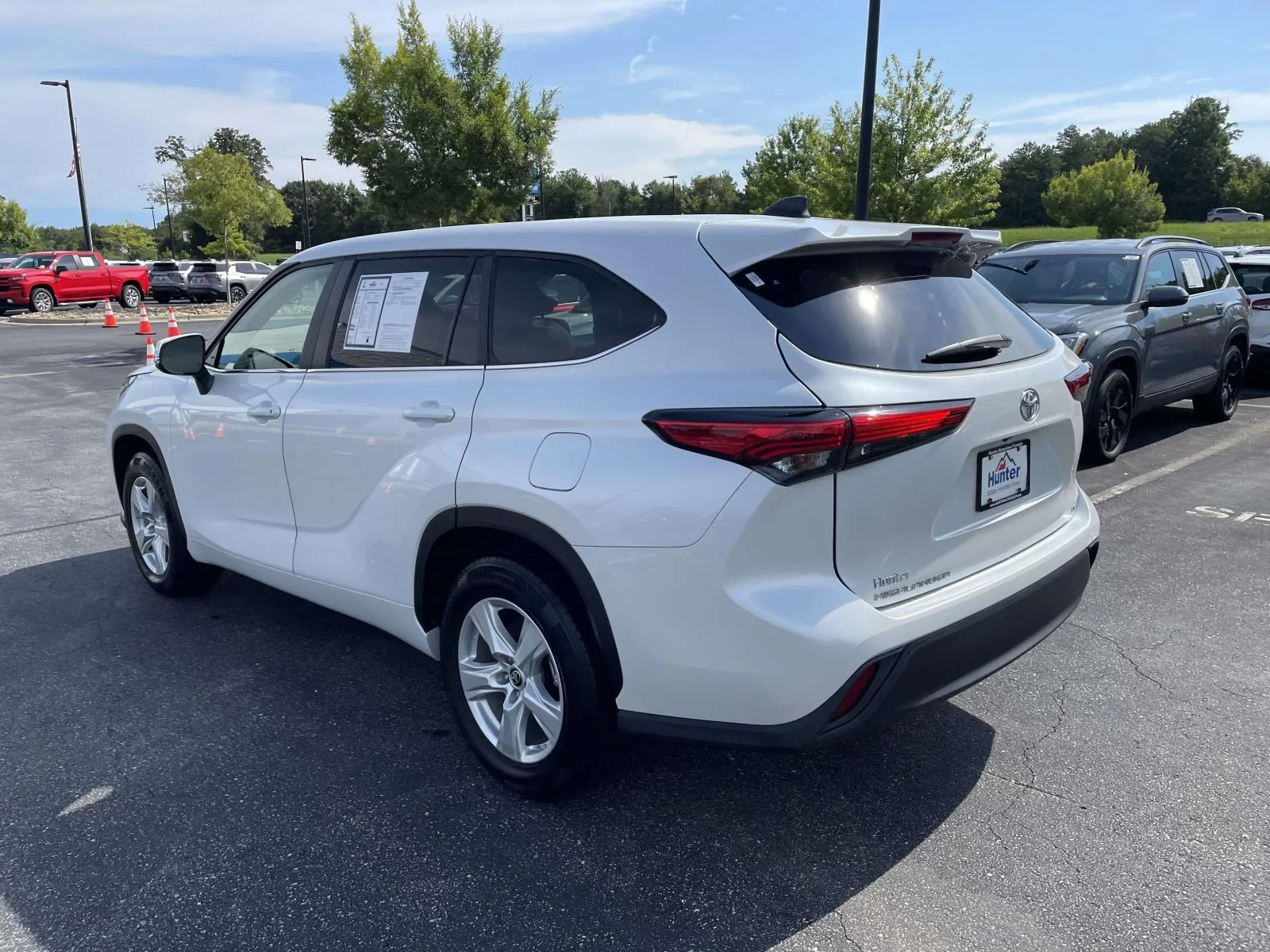 Used 2023 Off-white Toyota LE image 4