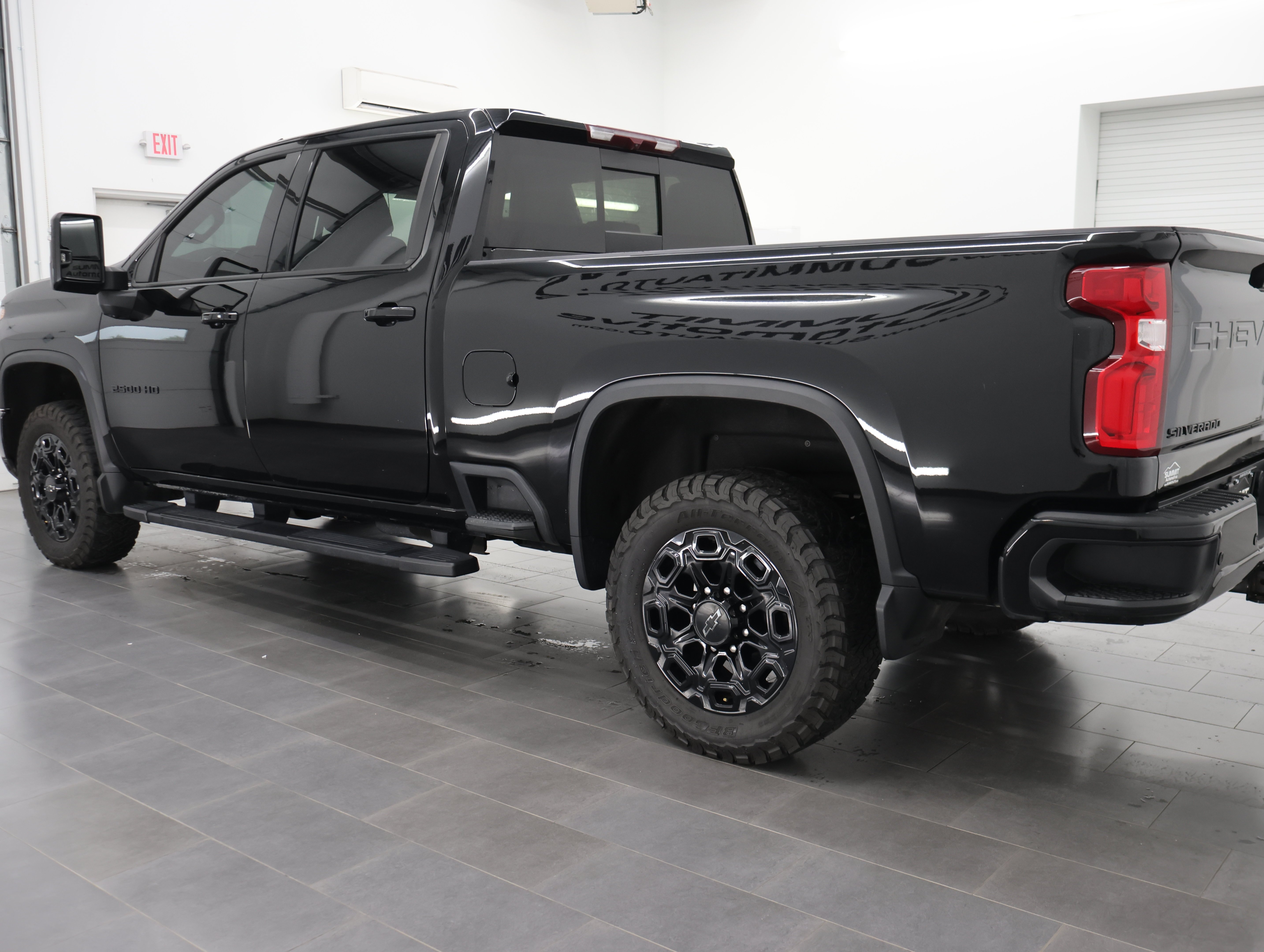 Used 2024 Black Chevrolet 4x4 Crew Cab LTZ Z71: CREW-SHORT-LTZ-MIDNIGHT-CONVENIENCE II-DIESEL-1 OWNER image 6