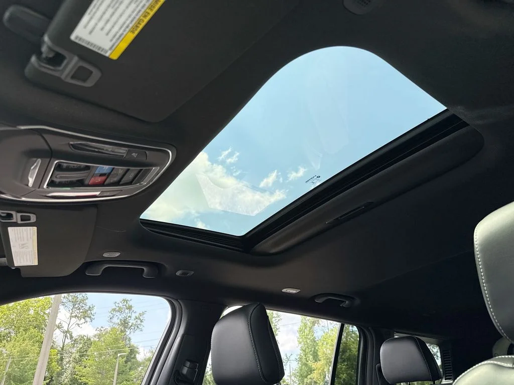 New 2026 Diamond Black Crystal Pearl-Coat Exterior Paint Jeep Laredo image 18
