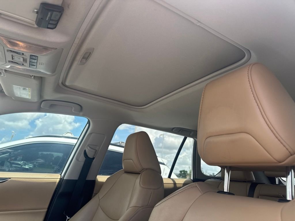 Used 2020 White Toyota XLE Premium image 12