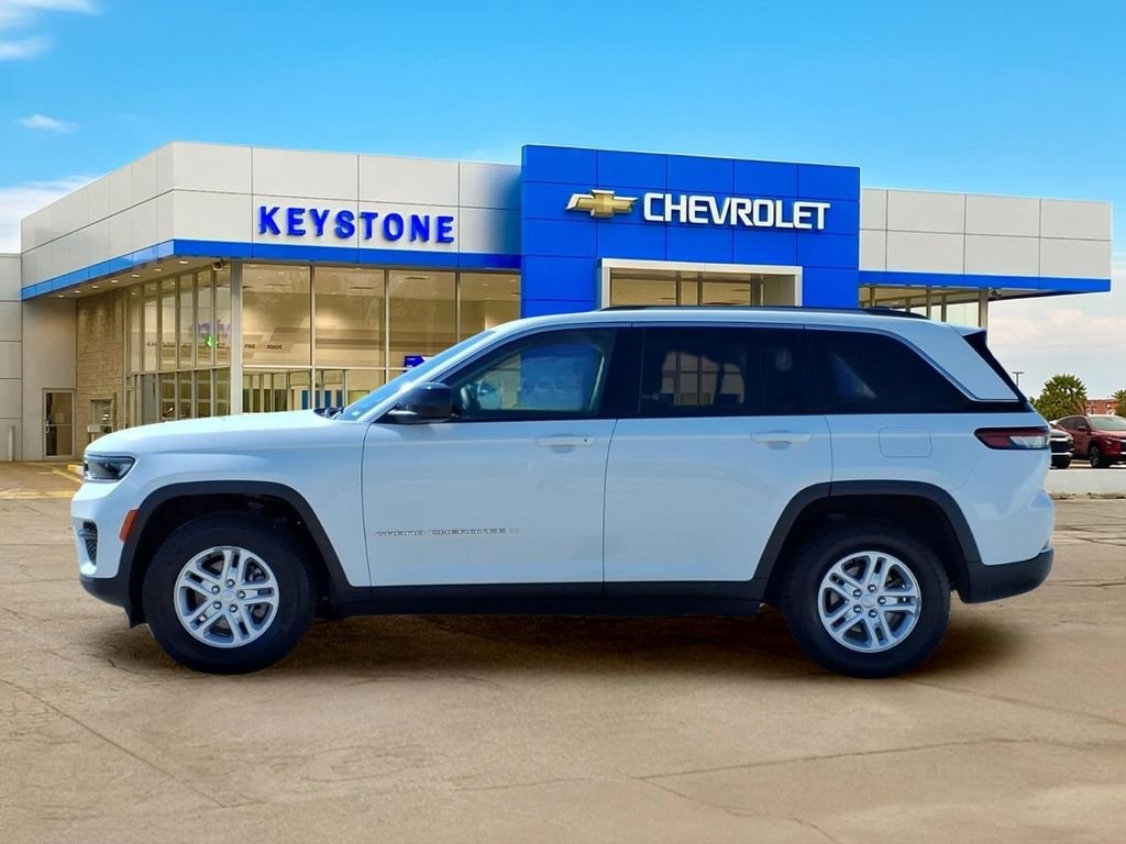 Used 2024 White Jeep Laredo image 4