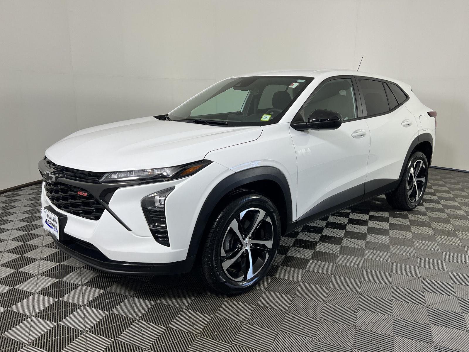 Used 2024 Summit White Chevrolet 1RS image 28