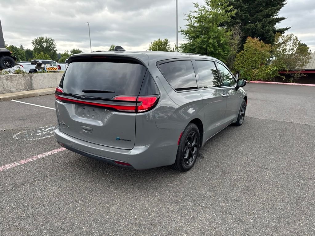 Used 2023 Ceramic Gray Clearcoat Chrysler Limited image 8