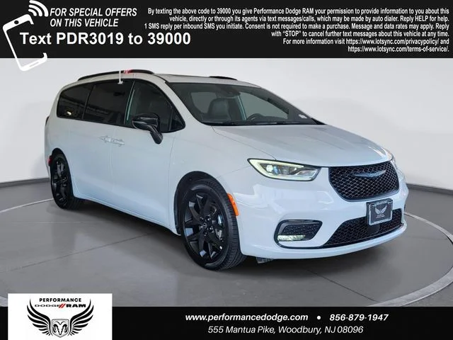 2025 Chrysler Pacifica Limited's photo