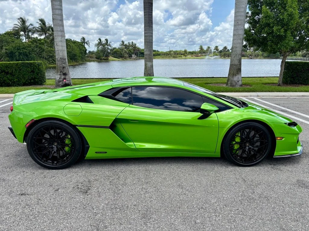Used 2026 Verde Selvans Metallic Lamborghini  image 5