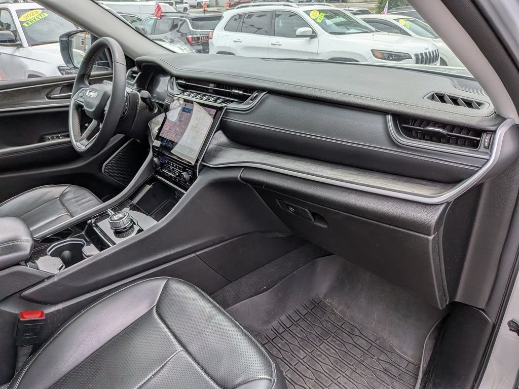 Used 2023 Silver Jeep Limited image 31