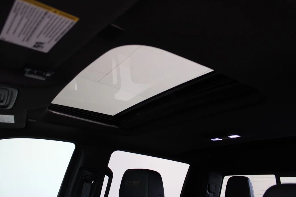 Used 2024 Pearl Chevrolet High Country image 27
