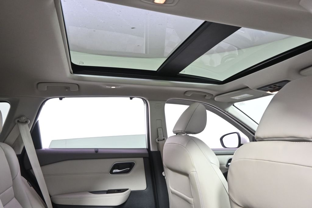 Used 2021 Pearl White Nissan SL image 17