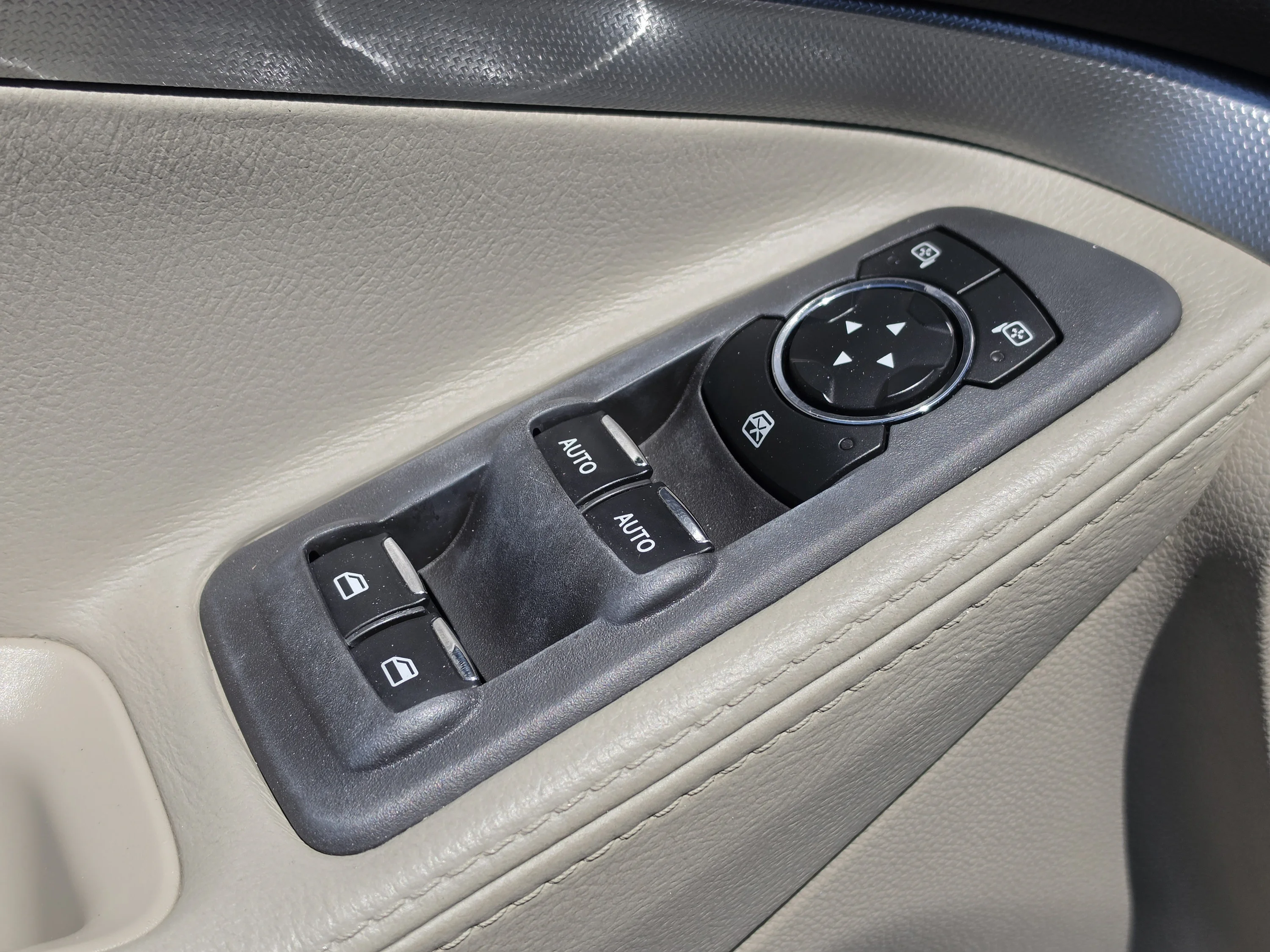 Used 2013 Ingot Silver Ford XLT image 23